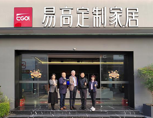 欢迎奥地利爱格市场总监Georg Prager、爱格中国总经理陈艳敏、上海惟嘉经贸有限公司董事长吴敏一行莅临易高家居参观考察！